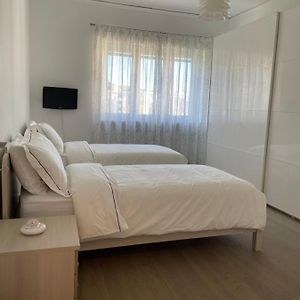 Habitación Grande con 2 Camas Individuales